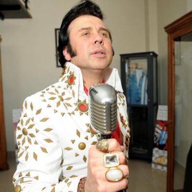  CAXIAS DO SUL, RS, BRASIL, 07/08/2017. Empresário, fã e cover de Elvis Presley, Fabiano Feltrin viaja a Memphis, nos Estados Unidos, para a Elvis Week, semana em memória dos 40 anos da morte do cantor, onde participa do concurso internacional de covers. (Diogo Sallaberry/Agência RBS)