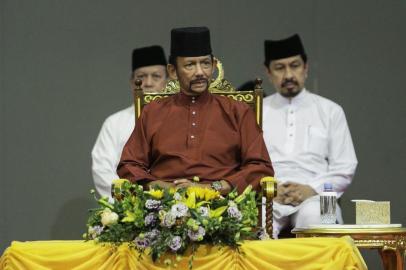 Bruneis Sultan Hassanal Bolkiah (C) attends an event in Bandar Seri Begawan on April 3, 2019. - Bruneis sultan called for Islamic teachings in the country to be strengthened as strict new sharia punishments, including death by stoning for gay sex and adultery, were due to come into force on April 3. (Photo by - / AFP) / Brunei OUT