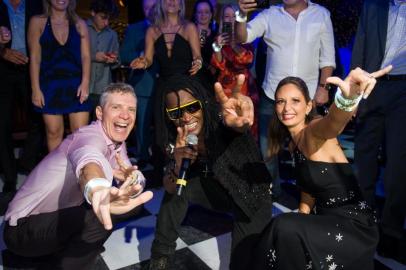  PORTO ALEGREM, RS, BRASIL, 01-04-2019.  Odilon, Toni Garrido e  esposa Luciana Szekir Moreira Garcia. Festa de 50 anos de Odilon Garcia Junior no Country Club com show surpresa de Toni Garrido. (FOTO ANDRÉA GTRAIZ/AGÊNCIA RBS)