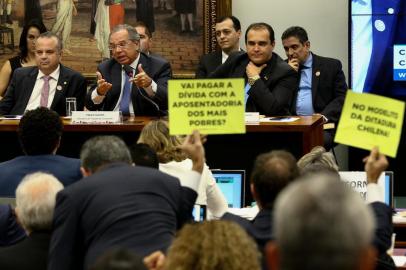  Deputados da oposiÃ§Ã£o levantam cartazes contra a reforma da PrevidÃªncia BRASÍLIA, DF, 03.04.2019 ¿ CCJ-PREVIDÊNCIA-DF: Deputados da oposição levantam cartazes contra a reforma da Previdência ¿ O ministro Paulo Guedes (Economia) participa de sessão da CCJ para explicar o projeto de reforma. O deputado Felipe Francischini (PSL-PR), presidente da sigla, preside a sessão, em Brasília, nesta quarta-feira (3). (Foto: Pedro Ladeira/Folhapress)Local: BRASÃ?LIA ;DF ;BRASIL