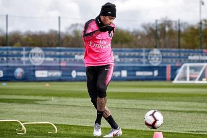  Após dois meses e meio afastado para tratar a lesão no quinto metatarso do pé direito, Neymar voltou ontem a treinar com bola no Paris Saint-Germain. O clube da capital da França divulgou imagens do atacante brasileiro trabalhando no centro de treinamento.