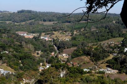  CAXIAS DO SUL, RS, BRASIL (27/07/2017). Condomínio Linha 40. Plano Diretor Urbano.   Prefeitura embarga construções de casas na Linha 40. O morador Antonio Jorge Pereira, da Amob da Linha 40,  mostra a realidade do local e exige uma solução.    (Roni Rigon/Pioneiro).