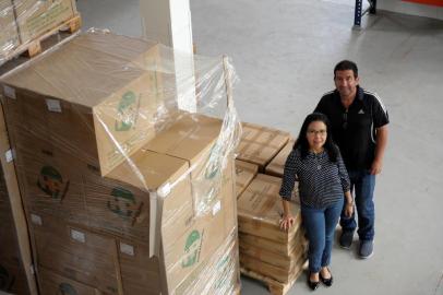  CAXIAS DO SUL, RS, BRASIL, 02/04/2019O casal de venezuelanos, Edgar e Norely, saíram de Caracas com ajuda da Igreja e estão trabalhando na empresa de plásticos Pra Embalar em Caxias do Sul. (Lucas Amorelli/Agência RBS)