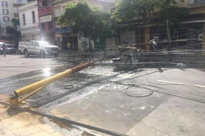 Um caminhão com placas de Farroupilha bateu em fios e derrubou um poste na Avenida Presidente Franklin Roosevelt, no bairro Floresta, em Porto Alegre. O acidente ocorreu às 8h desta quinta-feira (4). Conforme a Empresa Pública de Transporte e Circulação (EPTC), o motorista abandonou o veículo e fugiu do local.