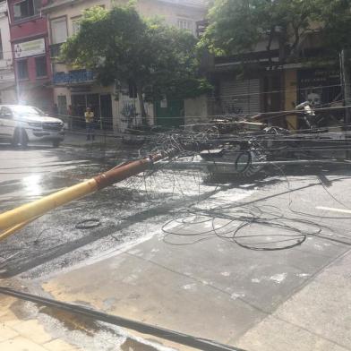 Um caminhão com placas de Farroupilha bateu em fios e derrubou um poste na Avenida Presidente Franklin Roosevelt, no bairro Floresta, em Porto Alegre. O acidente ocorreu às 8h desta quinta-feira (4). Conforme a Empresa Pública de Transporte e Circulação (EPTC), o motorista abandonou o veículo e fugiu do local.