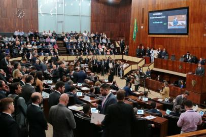  PORTO ALEGRE-RS- BRASIL- 05/02/2019- Em mais uma tentativa de sensibilizar os deputados estaduais, o governador Eduardo Leite usou a tribuna da Assembleia Legislativa, nesta terça-feira (5), durante a abertura da primeira sessão ordinária do ano, para falar da situação financeira do Estado, apresentar o diagnóstico dos principais problemas do Rio Grande do Sul e anunciar seus planos. O mais imediato deles é a proposta de emenda à Constituição (PEC) que dispensa a exigência de plebiscito para a venda ou federalização de CEEE, Companhia Riograndense de Mineração (CRM) e Sulgás. FOTO FERNANDO GOMES/ ZEROHORA