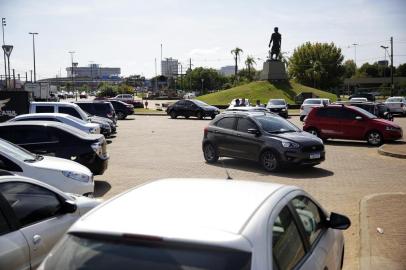  PORTO ALEGRE, RS, BRASIL, 04-04-2019: Aglomeração de motoristas de aplicativo na zona norte. Condutores de Uber e 99 se concentram no entorno do monumento ao Laçador, perto do Aeroporto Salgado Filho. (Foto: Mateus Bruxel / Agência RBS)