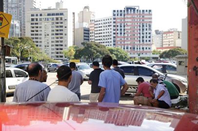  PORTO ALEGRE, RS, BRASIL, 04-04-2019: Aglomeração de motoristas de aplicativo no bairro Cidade Baixa. Condutores de Uber e 99 se concentram no Largo Zumbi dos Palmares. (Foto: Mateus Bruxel / Agência RBS)