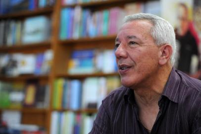  CAXIAS DO SUL, RS, BRASIL 02/04/2019O escritor Paulo Ribeiro lança seu novo livro de cronicas, Os Bonjas Também Amam. (FELIPE NYLAND/AGÊNCIA RBS)