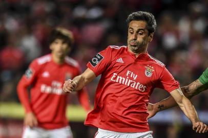  Benficas Brazilian forward Jonas Oliveira (L) challenges with Tondelas Portuguese defender Tiago Costa (R) during the Portuguese league football match between SL Benfica and CD Tondela at the Luz stadium in Lisbon on March 30, 2019. (Photo by PATRICIA DE MELO MOREIRA / AFP)Editoria: SPOLocal: LisbonIndexador: PATRICIA DE MELO MOREIRASecao: soccerFonte: AFPFotógrafo: STR