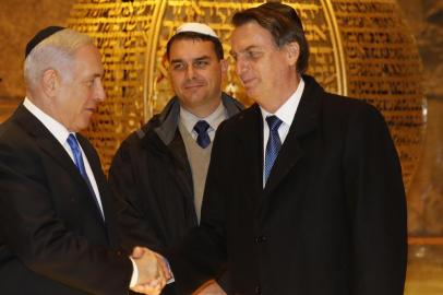  Brazilian President Jair Bolsonaro (R) and Israeli Prime Minister Benjamin Netanyahu (2nd-L) shake hands near the Rabbi of the Western Wall Shmuel Rabinovitch (L) and Bolsonaros son Fabio (C) during a visit to a synagogue inside the Western Wall Tunnels in Jerusalems Old City on April 1, 2019. (Photo by Menahem KAHANA / POOL / AFP)Editoria: POLLocal: JerusalemIndexador: MENAHEM KAHANASecao: diplomacyFonte: POOLFotógrafo: STF