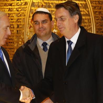  Brazilian President Jair Bolsonaro (R) and Israeli Prime Minister Benjamin Netanyahu (2nd-L) shake hands near the Rabbi of the Western Wall Shmuel Rabinovitch (L) and Bolsonaros son Fabio (C) during a visit to a synagogue inside the Western Wall Tunnels in Jerusalems Old City on April 1, 2019. (Photo by Menahem KAHANA / POOL / AFP)Editoria: POLLocal: JerusalemIndexador: MENAHEM KAHANASecao: diplomacyFonte: POOLFotógrafo: STF