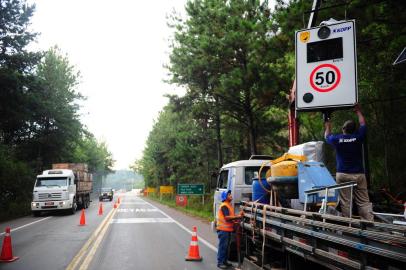  CAXIAS DO SUL, RS, BRASIL, 04/04/2019. A empresa Koop começou a instalar, na tarde desta quinta-feira, as placas medidoras de velocidade na Rota do Sol (RSC-453), próximo ao acesso ao distrito de Fazenda Souza. (Porthus Junior/Agência RBS)