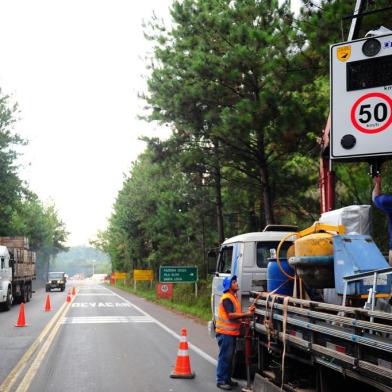  CAXIAS DO SUL, RS, BRASIL, 04/04/2019. A empresa Koop começou a instalar, na tarde desta quinta-feira, as placas medidoras de velocidade na Rota do Sol (RSC-453), próximo ao acesso ao distrito de Fazenda Souza. (Porthus Junior/Agência RBS)