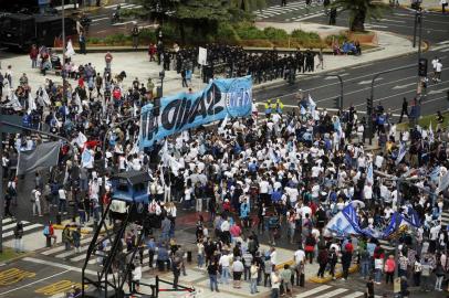 Argentina´s union workers march during a protest against the economic policies of the government of Argentinas President Mauricio Macri in Buenos Aires on April 4, 2019. (Photo by Emiliano Lasalvia / AFP)