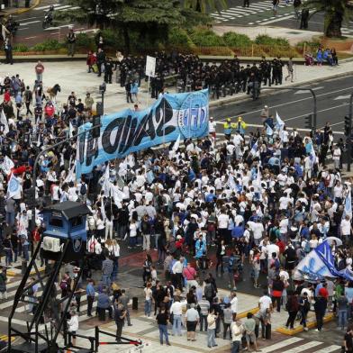 Argentina´s union workers march during a protest against the economic policies of the government of Argentinas President Mauricio Macri in Buenos Aires on April 4, 2019. (Photo by Emiliano Lasalvia / AFP)