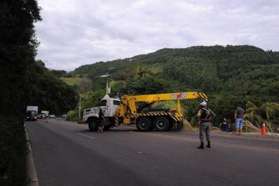  CAXIAS DO SUL, RS, BRASIL, 04/04/2019 - Uma carreta transportando entre 30 e 40 cabeças de gado tombou no km 47 da ERS-122, entre Farroupilha e São Vendelino, no final da manha desta quinta-feira (4). O veículo descia em direção a Porto Alegre quando o acidente aconteceu, por volta das 11h30min. Esse é o trecho conhecido como Curva da Morte e possui um pardal. (Marcelo Casagrande/Agência RBS)