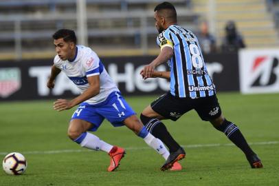  Chiles Universidad Catolica Cesar Pinares (L) vies for the ball against Brazil´s Gremio Maicon during their 2019 Copa Libertadores football match at the San Carlos de Apoquindo stadium in Santiago, Chile, April 04, 2019. (Photo by MARTIN BERNETTI / AFP)Editoria: SPOLocal: SantiagoIndexador: MARTIN BERNETTISecao: soccerFonte: AFPFotógrafo: STF