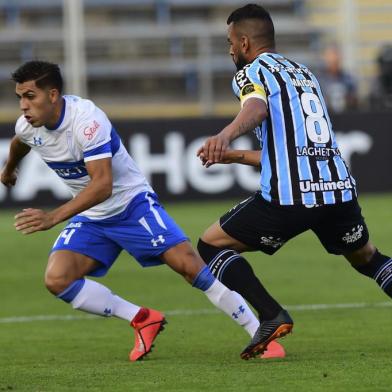  Chiles Universidad Catolica Cesar Pinares (L) vies for the ball against Brazil´s Gremio Maicon during their 2019 Copa Libertadores football match at the San Carlos de Apoquindo stadium in Santiago, Chile, April 04, 2019. (Photo by MARTIN BERNETTI / AFP)Editoria: SPOLocal: SantiagoIndexador: MARTIN BERNETTISecao: soccerFonte: AFPFotógrafo: STF