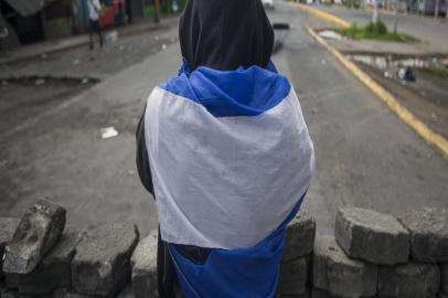  Anti-government demonstrators prepare to fire a makeshift mortar during clashes with police in the Nicaraguan town of Las Maderas, some 50 km from Managua on June 06, 2018. At least 121 people have been killed in a wave of protests since April 18 against President Daniel Ortegas government, Nicaraguas main human rights group said Tuesday, calling it a human tragedy. President Daniel Ortega will meet Nicaraguas Catholic bishops Thursday to discuss resuming church-mediated talks on ending a political crisis and protest violence that has left more than 120 people dead, the bishops conference said. / AFP PHOTO / INTI OCONEditoria: POLLocal: ManaguaIndexador: INTI OCONSecao: politics (general)Fonte: AFPFotógrafo: STR