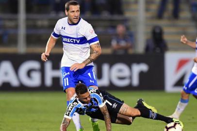  Argentinian Luciano Aued (L), of Chilean Universidad Catolica, vies for the ball with Brazil's Gremio  footballer Luan Guilherme de Jesus (R) during a Copa Libertadores football match at the  San Carlos de Apoquindo Stadium in Santiago, on April 04, 2019. (Photo by MARTIN BERNETTI / AFP)Editoria: SPOLocal: SantiagoIndexador: MARTIN BERNETTISecao: soccerFonte: AFPFotógrafo: STF