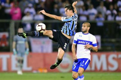  Chilean Universidad Catolica Duvier Riascos (R) vies for the ball with Brazils Gremio footballer Pedro Geromel (L) during a Copa Libertadores football match at the San Carlos de Apoquindo  Stadium in Santiago, on April 04, 2019. (Photo by MARTIN BERNETTI / AFP)Editoria: SPOLocal: SantiagoIndexador: MARTIN BERNETTISecao: soccerFonte: AFPFotógrafo: STF