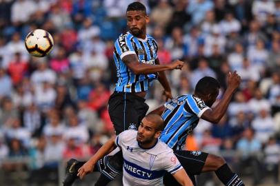  Chilean Sebastian Saez (C) vies for the ball with Brazils Gremio footballer Luan Guilherme de Jesus (L) and Leonardo Gomes (R) during a Copa Libertadores football match at  the San Carlos de Apoquindo Stadium in Santiago, on April 04,2019. (Photo by MARTIN BERNETTI / AFP)Editoria: SPOLocal: SantiagoIndexador: MARTIN BERNETTISecao: soccerFonte: AFPFotógrafo: STF