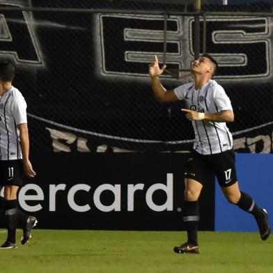 Paraguays Libertad player Matias Espinoza (R) celebrates after scoring against Argentinas Rosario Central  during their Copa Libertadores football match at Defensores del Chaco stadium in Asuncion, Paraguay, on April 4, 2019. (Photo by NORBERTO DUARTE / AFP)