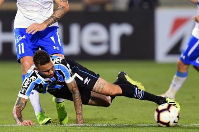  Argentinian Luciano Aued (L), of Chilean Universidad Catolica, vies for the ball with Brazils Gremio  footballer Luan Guilherme de Jesus (R) during a Copa Libertadores football match at the  San Carlos de Apoquindo Stadium in Santiago, on April 04, 2019. (Photo by MARTIN BERNETTI / AFP)Editoria: SPOLocal: SantiagoIndexador: MARTIN BERNETTISecao: soccerFonte: AFPFotógrafo: STF