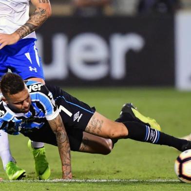  Argentinian Luciano Aued (L), of Chilean Universidad Catolica, vies for the ball with Brazils Gremio  footballer Luan Guilherme de Jesus (R) during a Copa Libertadores football match at the  San Carlos de Apoquindo Stadium in Santiago, on April 04, 2019. (Photo by MARTIN BERNETTI / AFP)Editoria: SPOLocal: SantiagoIndexador: MARTIN BERNETTISecao: soccerFonte: AFPFotógrafo: STF