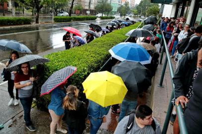  PORTO ALEGRE-RS- BRASIL- 05/04/2019-  Fila para a compra de  ingressos do show  Sandy e Junior. Público aguarda do lado de fora do Shopping Praia de belas para realizar a compra de ingressos.  FOTO FERNANDO GOMES/ ZERO HORA.