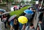 Sandy e Junior: sob chuva, fãs formam fila para a compra geral de ingressos 