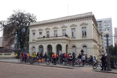 Os meninos do Bike Tour Poa lançam neste domingo mais um passeio gratuito de bicicleta pelo Centro Historico. O percurso do Free Bike Tour inicia as 9h30 da manha em frente a Fonte Talavera e termina no Parque Moacyr Scliar a nova orla.