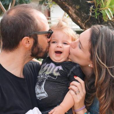 Daniel Scola e Gabriella Bordash com a filha Joana, um ano e cinco meses.