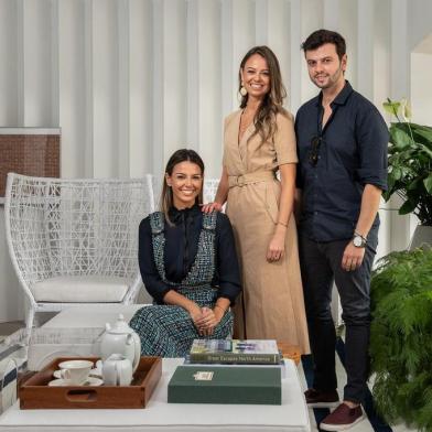 Brunch de inauguração da Mostra Jasmin - Refúgio Natural. Na foto, Lídia Maciel, Laura Maciel e Leandro Maciel.