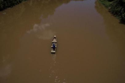  JUATUBA, MG, BRASIL - 2019.01.30 - Rio Paropeba foi tomado pela lama, teve sua cor modificada e em alguns pontos foram encontrados peixes mortos. Na foto: Amarildo Alves Rodrigues, 49 anos, pescador. (FOTOGRAFO: ANDRÉ ÁVILA / AGENCIA RBS)--------A barragem 1 do complexo Mina do Feijão, da mineradora Vale, na região do Córrego do Feijão,  rompeu sexta-feira 25/01/2019, em Brumadinho, Região Metropolitana de Belo Horizonte. A invasão  dos rejeitos de minério, lama, na região causou a morte de várias pessoas.----