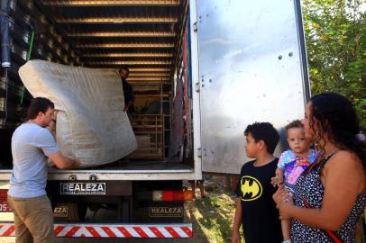  PORTO ALEGRE, RS, BRASIL, 04/04/2019- Acompanhar a mudança de uma família da Ilha dos Marineheiros para o bairro Farrapos. Na foto- Helen Militão dos Santos, 27 anos e seus filhos Yúri de 12  e Eduardo, 1 ano e 1 mês, se despedindo de Iara e Adão (mãe e pai da Helen . (FOTOGRAFO: TADEU VILANI / AGENCIA RBS)