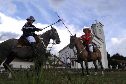  CAXIAS DO SUL, RS, BRASIL, 02/04/2019 - A cada dois anos, São Francisco de Paula vira palco para guerreiros medievais. Moradores de Cazuza Ferreira, distrito de São Chico, mantêm viva a tradição das cavalhadas, que reencenam os combates entre cristãos e mouros na Europa da Idade Média. NA FOTO:os primos  Daniel Zanol, e Tiago de Araujo. (Marcelo Casagrande/Agência RBS)Indexador:                                 