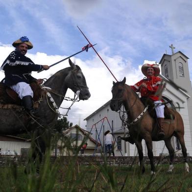  CAXIAS DO SUL, RS, BRASIL, 02/04/2019 - A cada dois anos, São Francisco de Paula vira palco para guerreiros medievais. Moradores de Cazuza Ferreira, distrito de São Chico, mantêm viva a tradição das cavalhadas, que reencenam os combates entre cristãos e mouros na Europa da Idade Média. NA FOTO:os primos  Daniel Zanol, e Tiago de Araujo. (Marcelo Casagrande/Agência RBS)Indexador:                                 