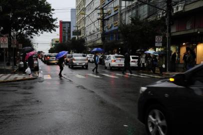 CAXIAS DO SUL, RS, BRASIL, 14/07/2016 - Pontos críticos do trânsito em Caxias do Sul. Júlio de Castilhos esquina com Garibaldi.  (MARCELO CASAGRANDE/AGÊNCIA RBS)