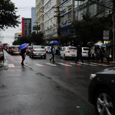 CAXIAS DO SUL, RS, BRASIL, 14/07/2016 - Pontos críticos do trânsito em Caxias do Sul. Júlio de Castilhos esquina com Garibaldi.  (MARCELO CASAGRANDE/AGÊNCIA RBS)