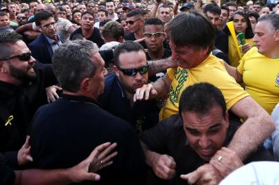 Após confusão, Bolsonaro é esfaqueado e levado ao hospitalMG - ELEIÇÕES 2018/BOLSONARO - POLÍTICA - O candidato à Presidência da República pelo PSL, Jair Bolsonaro (de camiseta amarela), é   socorrido após ser esfaqueado durante ato de campanha em Juiz de Fora (MG), nesta   quinta-feira, 06. O presidenciável foi levado para o hospital. O suspeito foi preso, segundo   a Polícia Federal.   06/09/2018 - Foto: FÁBIO MOTTA/ESTADÃO CONTEÚDOEditoria: POLÍTICALocal: JUIZ DE FORAIndexador: FÁBIO MOTTAFonte: ESTADAO CONTEUDOFotógrafo: ESTADÃO CONTEÚDO