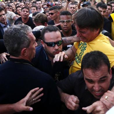 Após confusão, Bolsonaro é esfaqueado e levado ao hospitalMG - ELEIÇÕES 2018/BOLSONARO - POLÍTICA - O candidato à Presidência da República pelo PSL, Jair Bolsonaro (de camiseta amarela), é   socorrido após ser esfaqueado durante ato de campanha em Juiz de Fora (MG), nesta   quinta-feira, 06. O presidenciável foi levado para o hospital. O suspeito foi preso, segundo   a Polícia Federal.   06/09/2018 - Foto: FÁBIO MOTTA/ESTADÃO CONTEÚDOEditoria: POLÍTICALocal: JUIZ DE FORAIndexador: FÁBIO MOTTAFonte: ESTADAO CONTEUDOFotógrafo: ESTADÃO CONTEÚDO