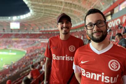 Os amigos Diego Lopes (E) e Douglas Lopes foram ao Beira-Rio juntos pela primeira vez em 1995 e desde então acompanham o Inter no estádio. Na foto, em jogo do Inter contra o Novo Hamburgo no dia 27 de março.