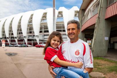  PORTO ALEGRE, RS - BRASIL - 50 anos do Beira-Rio por torcedores. Jair Davi Schnell com a neta Alice Schnell de Moraes. (OMAR FREITAS \ AGÊNCIA RBS)