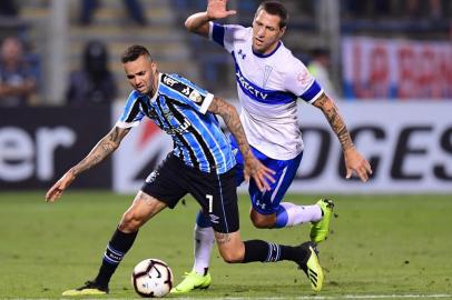 Chiles Universidad Catolica Luciano Roman (R) vies for the ball against Brazil´s Gremio Guilherme during their 2019 Copa Libertadores football match at the San Carlos de Apoquindo stadium in Santiago, Chile, April 04, 2019. (Photo by MARTIN BERNETTI / AFP)