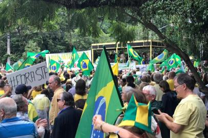 Manifestação contra o STF no Parcão para comemorar a prisão de Lula. Foto: Caue Fonesca/Agencia RBS