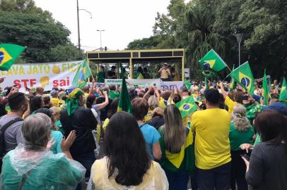 Manifestação contra o STF no Parcão para comemorar a prisão de Lula. Foto: Caue Fonesca/Agencia RBS