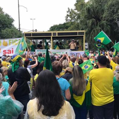 Manifestação contra o STF no Parcão para comemorar a prisão de Lula. Foto: Caue Fonesca/Agencia RBS