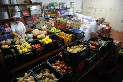  CAXIAS DO SUL, RS, BRASIL, 05/04/2019. A comunidade de Caxias do Sul deu exemplo de solidariedade e atendeu ao pedido de doação de alimentos para o Lar da Velhice São Francisco de Assis. Desde a publicação da matéria na última terça-feira, a instituição recebeu cerca de três mil quilos. No entanto, ainda faltam fraldas geriátricas e leite. (Porthus Junior/Agência RBS)